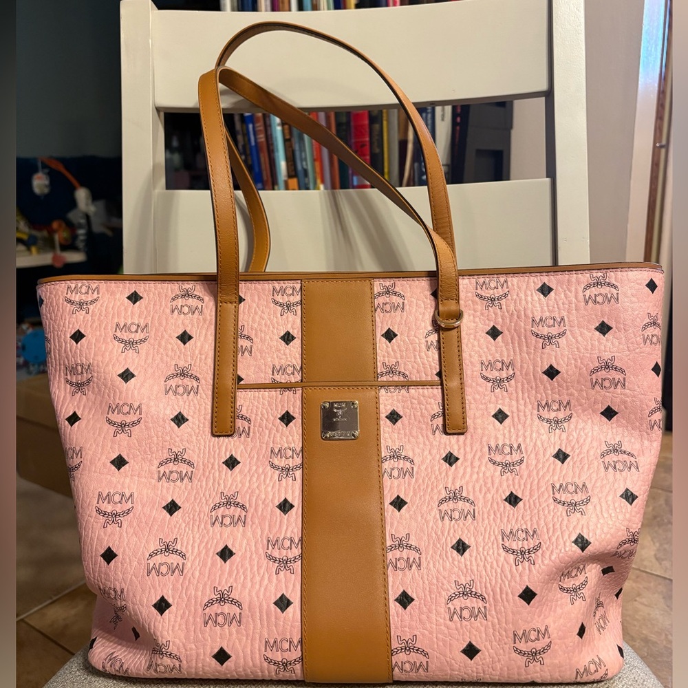 • MCM Anya Medium Visetos Zip Top
Shopper